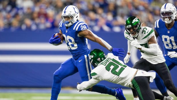 Ashtyn Davis (21) attempts a tackle against the Colts